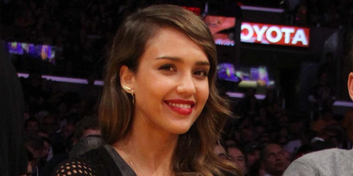 Jessica Alba na meczu koszykówki