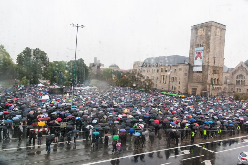 W starciach rannych zostało pięciu policjantów