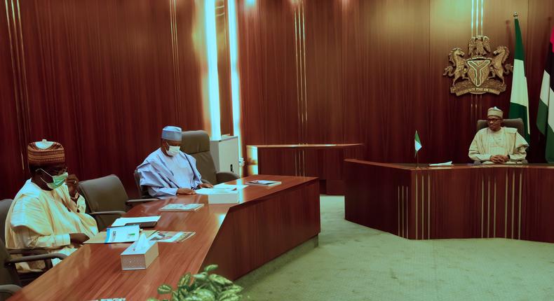 President Muhammadu Buhari meets with Chairman of the Progressive Governors’ Forum and Kebbi State Governor, Atiku Bagudu accompanied by Plateau State Governor, Simon Lalong and Jigawa State Governor, Muhammad Badaru Abubakar at the State House, Abuja. [Twitter/@BashirAhmaad]