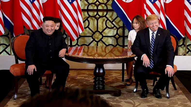 Kim Dzong Un i Donald Trump podczas rozmów w Hanoi