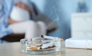 Dym z papierosów, który osadza się na meblach, uszkadza skórę [BADANIE]