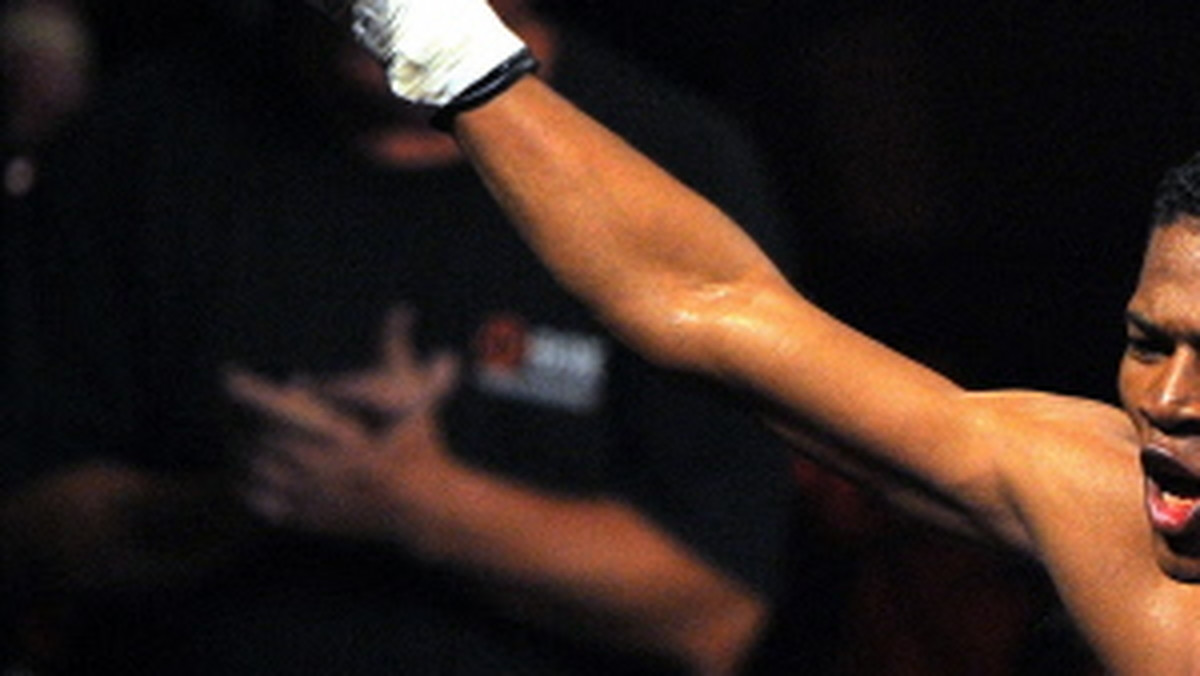 Breidis Prescott (23-2, 19 KO), kolumbijski "puncher" znany głównie z tego, że we wrześniu 2008 roku znokautował Amira Khana (24-1, 17 KO) w niespełna sześćdziesiąt sekund, chętnie po raz kolejny wybierze się do Wielkiej Brytanii i zapowiada, że znów błyskawicznie rozstrzygnie walkę na swoją korzyść.