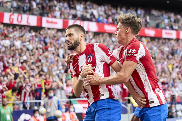 Radość piłkarzy Atletico Madryt Yannicka Carrasco (L) i Marcosa Llorente (P)