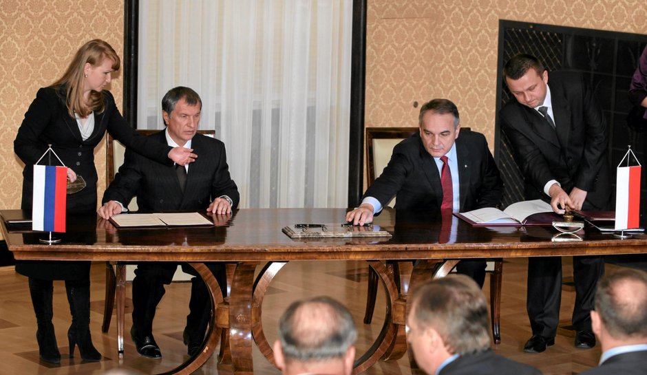 Wicepremier, minister gospodarki Waldemar Pawlak i wicepremier Rosji Igor Sieczyn podpisują wspólną umowę na dostawę gazu z Rosji do Polski, 2010 r.