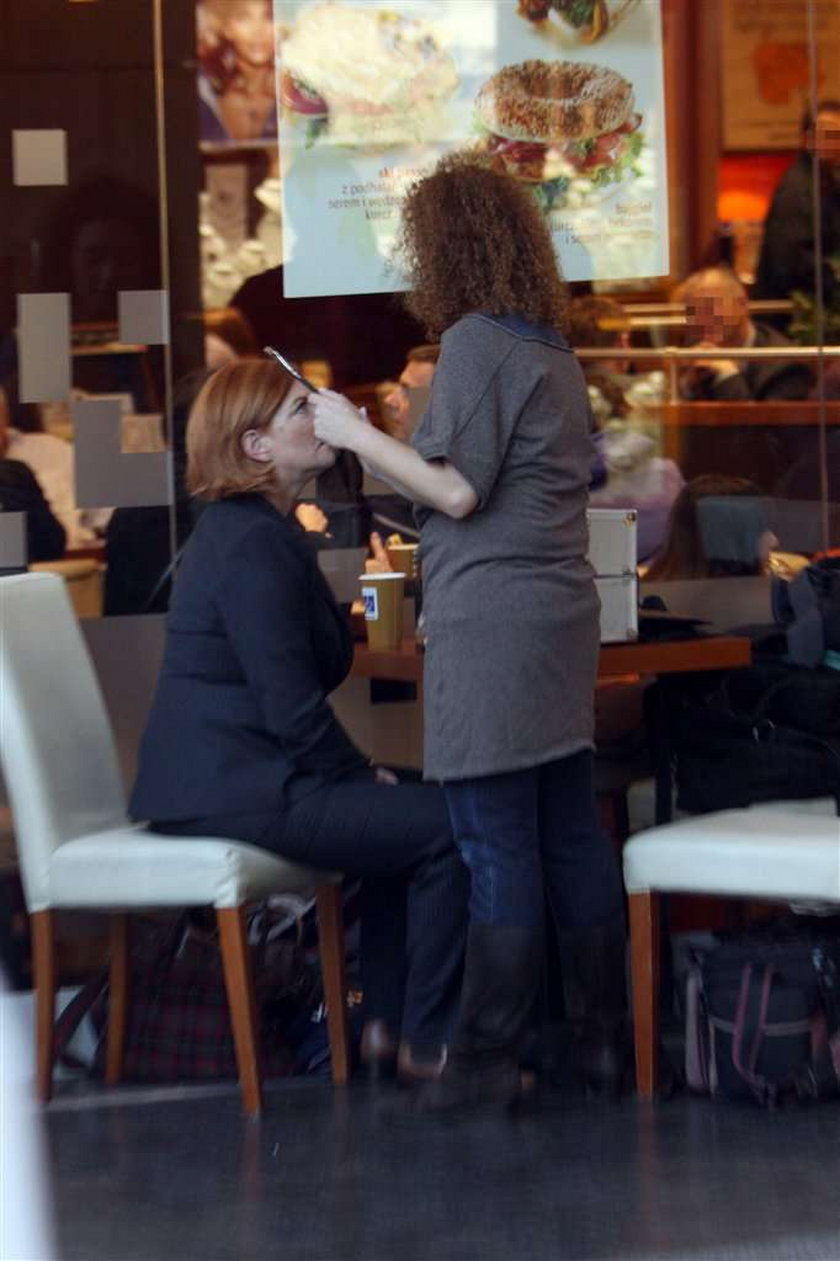 Dowbor robi make-up w kawiarni