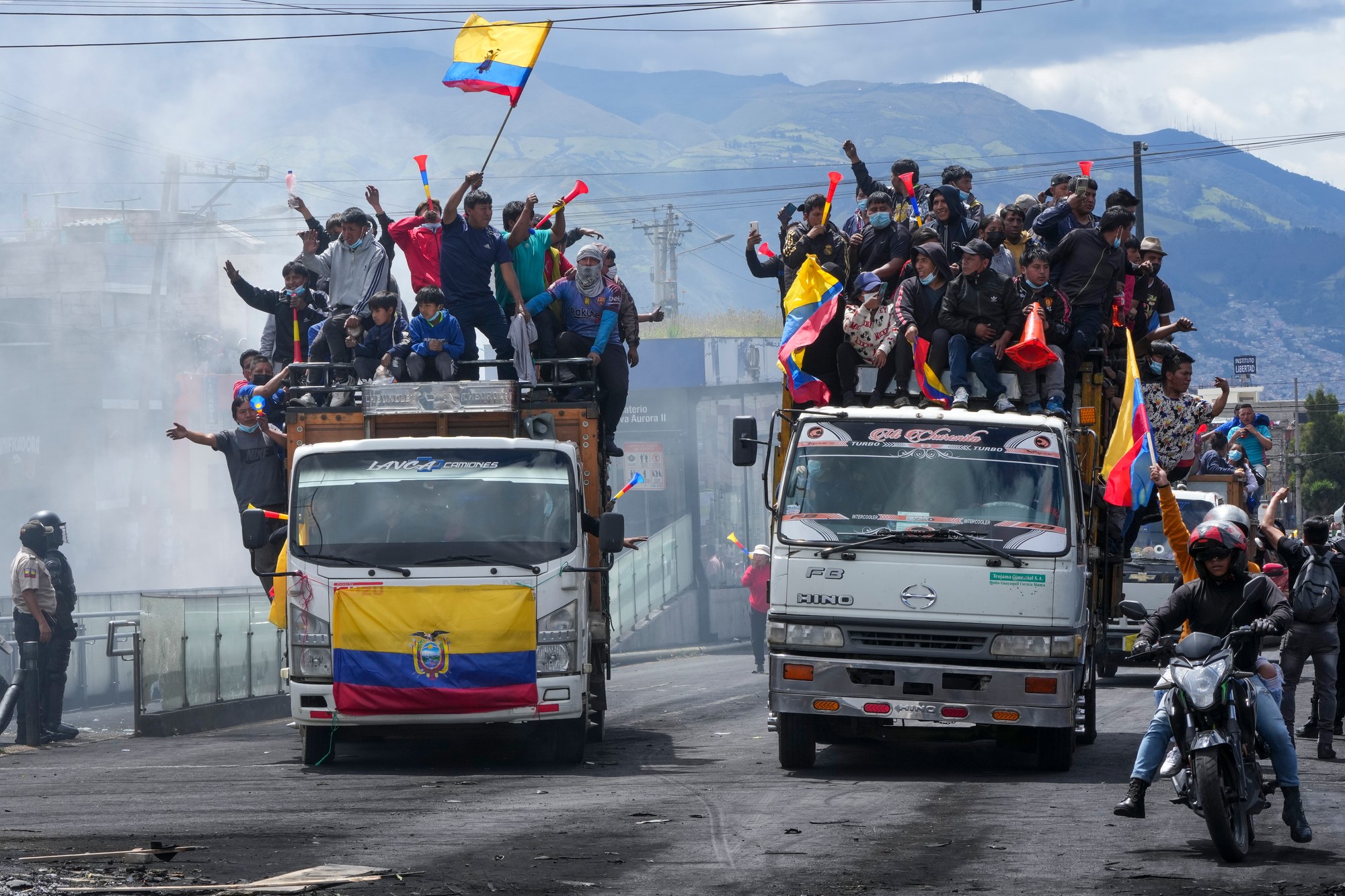 Demonštranti protestujú proti vláde v ekvádorskej metropole Quito.