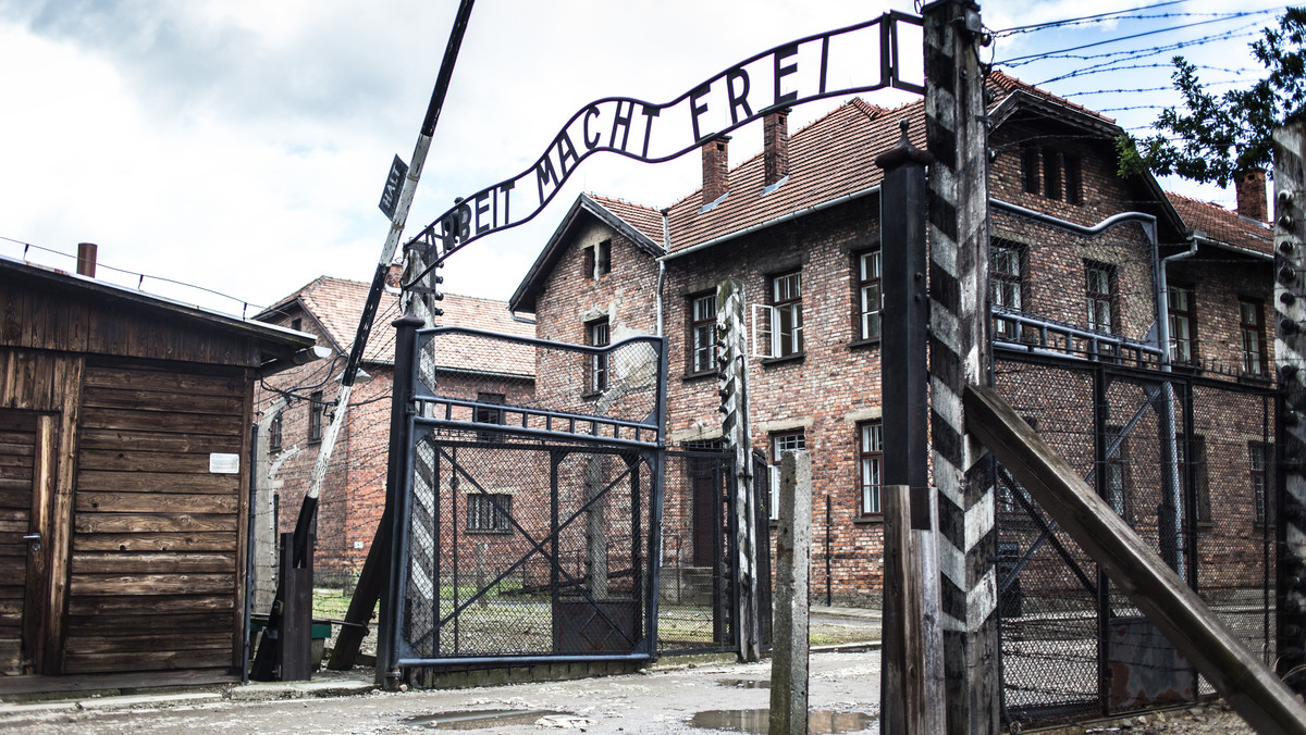 Sąd Apelacyjny w Krakowie uchylił w środę wyrok uniewinniający dwóch Belgów od zarzutu kradzieży trzech izolatorów porcelanowych z ogrodzenia byłego niemieckiego obozu Auschwitz II-Birkenau, stanowiących dobro o szczególnym znaczeniu dla kultury.