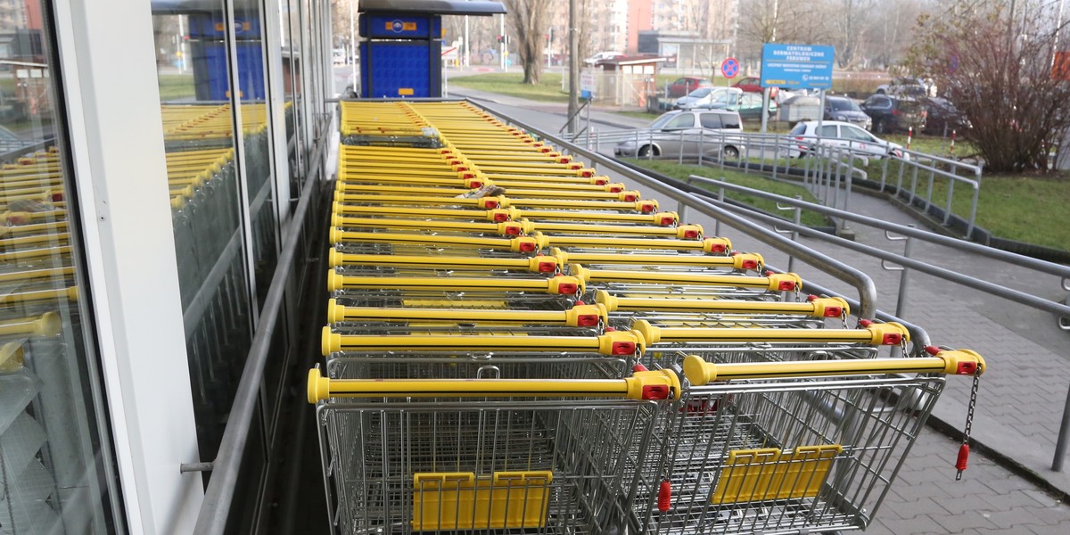 Koronawirus. Limit klientów w sklepach to fikcja. Solidarność chce limitu wózków