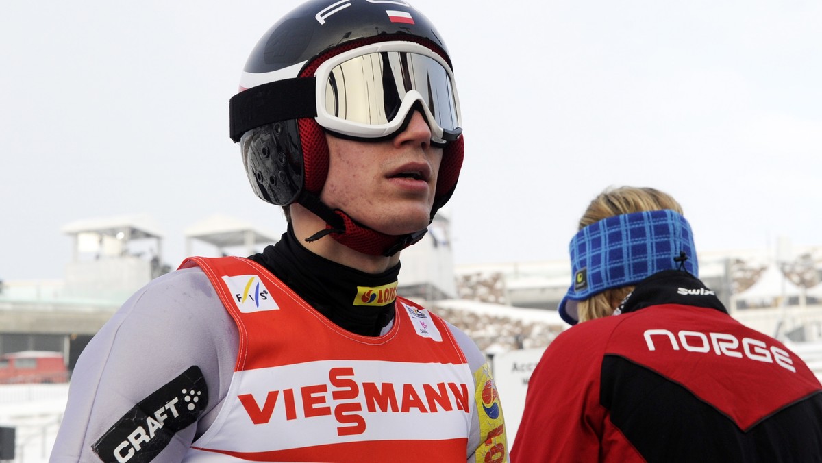 Kamil Stoch zajął czwarte i trzecie miejsce w seriach treningowych przed drużynowymi zawodami o mistrzostwo świata w skokach narciarskich na obiekcie w Oslo (HS 134). Adam Małysz zrezygnował w piątek ze skakania i trenował na sali gimnastycznej.