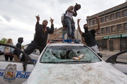 Starcia w Baltimore. Stan nadzwyczajny i godzina policyjna w mieście. ZDJĘCIA