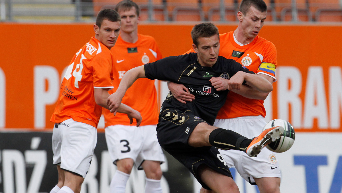 Zagłębie Lubin pokonało Polonię Warszawa 1:0 (1:0) w meczu 18. kolejki piłkarskiej Ekstraklasy. Udanie na ławce trenerskiej gospodarzy zadebiutował Jan Urban. Gola na wagę zwycięstwa zdobył Michał Stasiak.