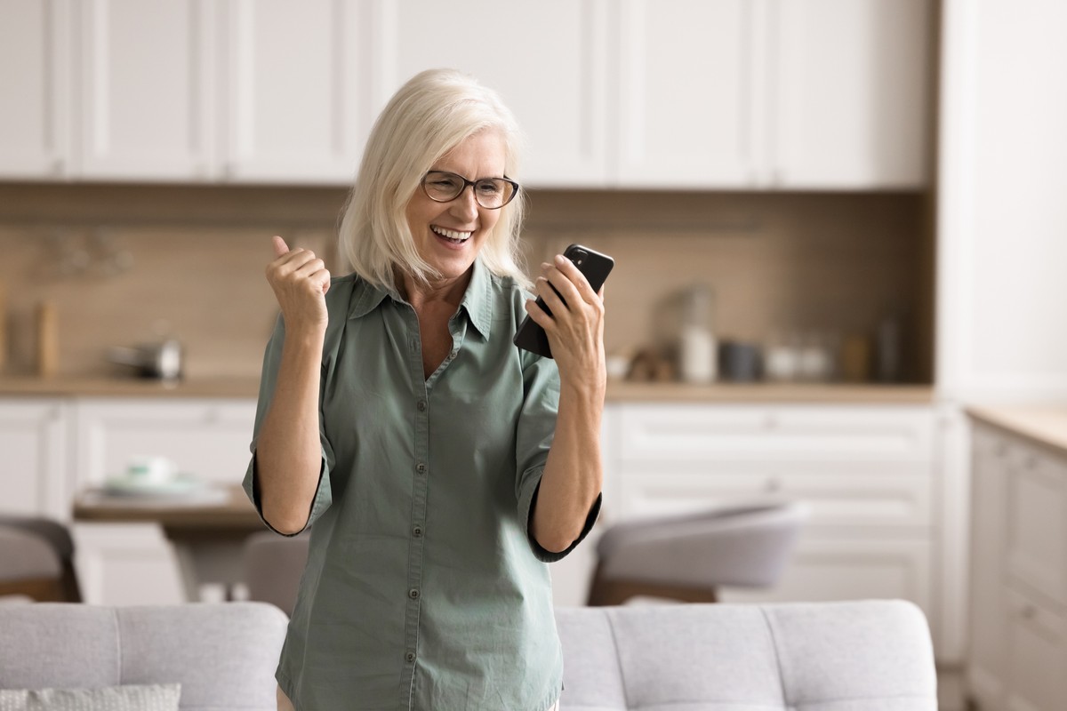 telefon senior radość wiadomość