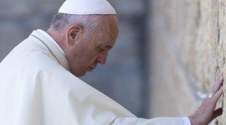 A Siratófalnál imádkozott Ferenc pápa 