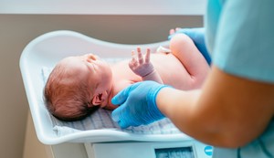 Fetalna makrosomija se potvrđuje tek nakon rođenja merenjem telesne mase bebe 