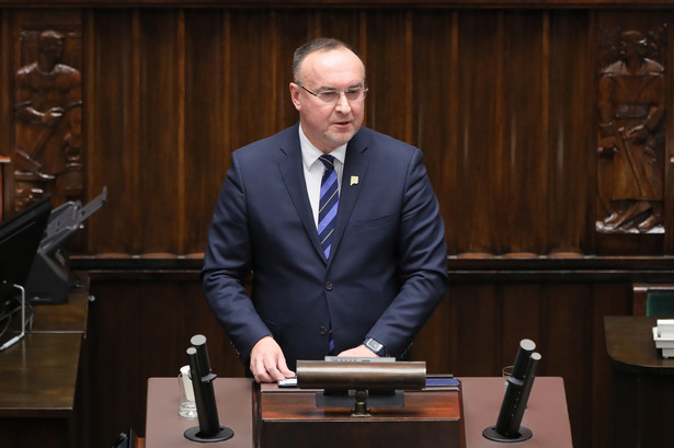 Wiceprzewodniczący partii Polska 2050 Michał Kobosko przemawia na sali obrad Sejmu w Warszawie, 11 bm.