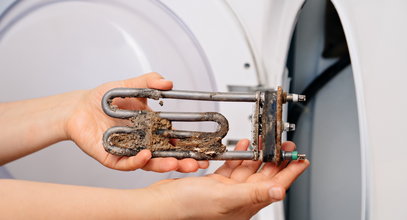 Domowy środek na kamień i pleśń w pralce. Wlej do bębna i nastaw krótkie pranie