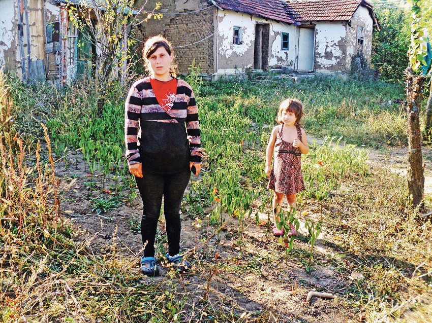 Tijana i njena mama imaju samo jednu sijalicu, ali i dug za struju od 60.000 dinara