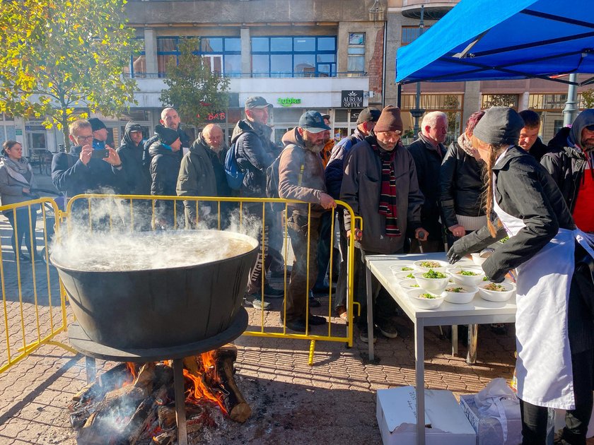 Łódź: Z okazji urodzin żony urządził bezdomnym ucztę