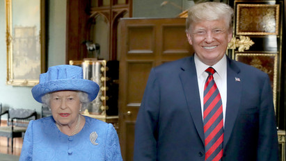 Megérkezett: három napig a királynő vendége lesz Donald Trump