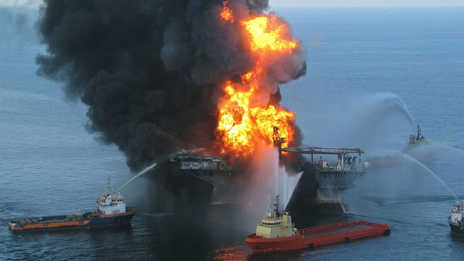 Statki pomocnicze walczą z pożarem, podczas gdy Straż Wybrzeża USA poszukuje zaginionych pracowników Deepwater Horizon / fot. US Coast Guard, wikipedia.org