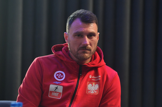 Warszawa, 28.02.2023. Piłkarz Warty AMP Futball Marcin Oleksy podczas konferencji prasowej w siedzibie PZU w Warszawie, 28 bm. Polski ampfutbollista został triumfatorem prestiżowej nagrody FIFA Puskas Award w kategorii "Bramka Roku". Oleksy był nominowany za trafienie 6 listopada 2022 roku dla Warty Poznań w meczu PZU Amp Futbol Ekstraklasy ze Stalą Rzeszów i w rywalizacji o miano strzelca najładniejszej bramki roku pokonał Brazylijczyka Richarlisona i Francuza Dimitria Payeta. (mk) PAP/Piotr Nowak