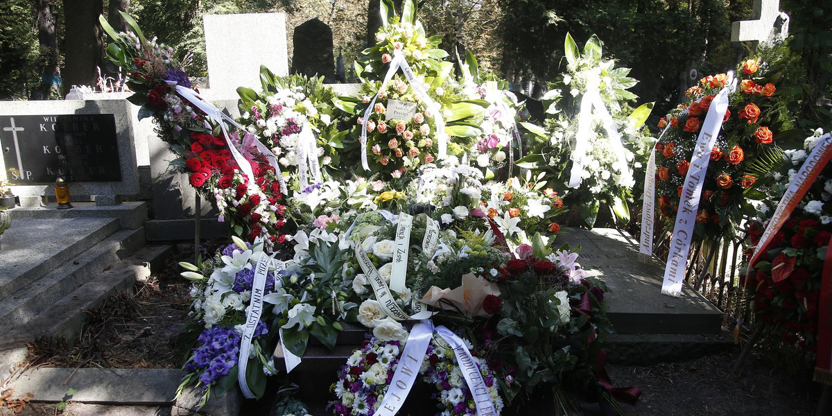 Kwiaty na grobie Andrzeja Precigsa  na Cmentarzu Ewangelicko Augsburskim w Warszawie.