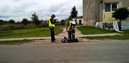 Groźny wypadek w Kawęcinie. Dzieci wpadły pod samochód