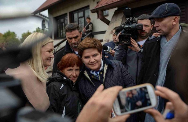 Wiceprezes PiS i kandydatka partii na premiera - Beata Szydło (C), podczas wizyty u rodziny Płócienników we wsi Kocina, 23 bm. Ostatnią dobę kampanii przed wyborami parlamentarnymi, Beata Szydło spędzała podróżując po Polsce pod hasłem "Ostatnia prosta! #Damy radę!". (mr) PAP/Marcin Obara