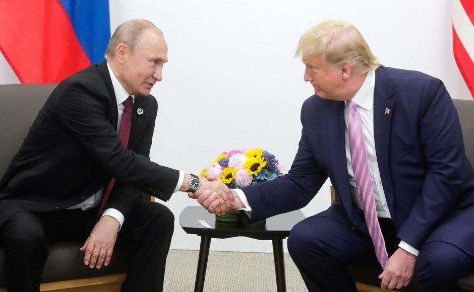 Prezydent USA Donald Trump z prezydentem Rosji Władimirem Putinem podczas szczytu G20 w Osace, Japonia, 28 czerwca 2019 r.