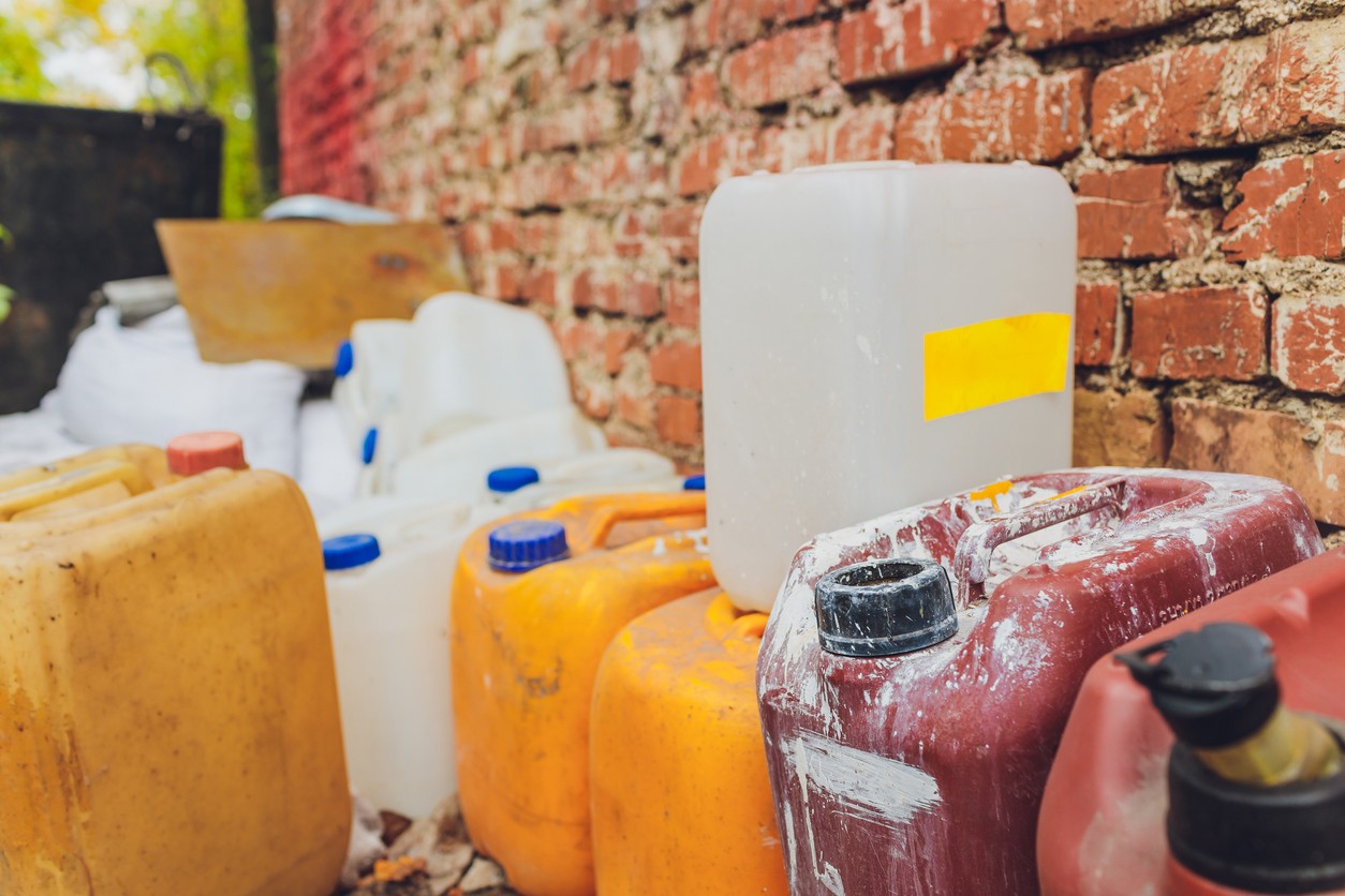 Požiarne predpisy v SR zakazujú akékoľvek skladovanie horľavých kvapalín v bytoch a pivniciach bytových domov. Porušenie týchto pravidiel hrozí vysokými pokutami a stratou poistného krytia. 