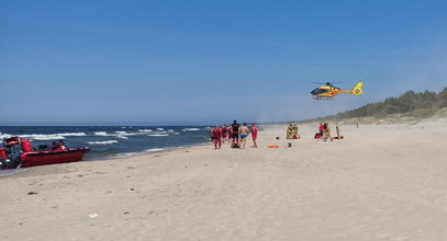 Dramatyczna akcja ratunkowa w Krynicy Morskiej. 13-latek nagle zniknął pod wodą. Trwa walka o jego życie