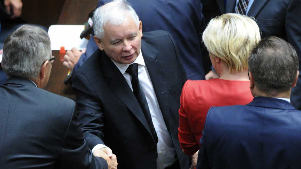 Jarosław Kaczyński opowiedział się w Częstochowie za tym, by Polska "stała się państwem ludzi pracy", które chroni pracę i prowadzi taką politykę, która zapewnia pracę swoim obywatelom. Lider PiS podkreślił także, iż ludzie przybyli na Jasną Górę, by "modlić się o inną dzisiaj Rzeczypospolitą; lepszą, sprawiedliwszą".