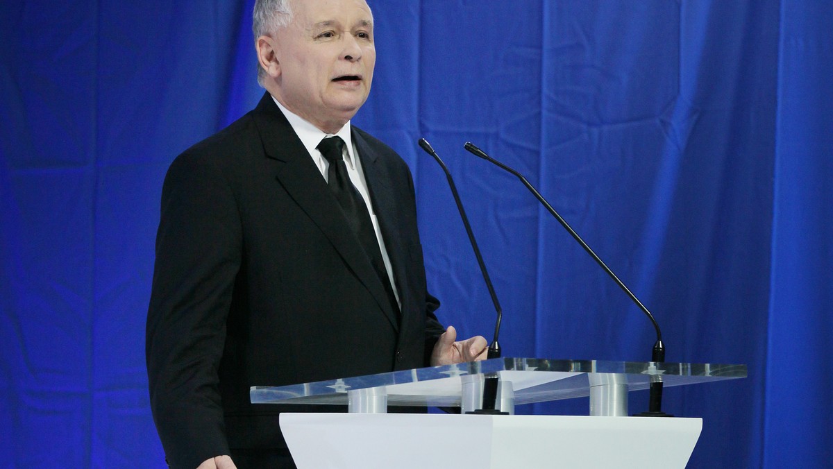 Jarosław Kaczyński podczas konferencji prasowej w Centrum Programowym PiS podpisał porozumienie z przedstawicielami ruchu "Solidarni 2010", Ruchu Społecznego im. Lecha Kaczyńskiego i Klubem "Gazety Polskiej" ws. przeprowadzania uczciwych wyborów. - Tu nie chodzi o podejrzenia, ale o to, że od chwili kiedy powstała demokracja wybory są przeprowadzane w sferze ograniczonego głosowania. To jest norma demokratyczna. Bez tego nie można mówić o uczciwym państwie - stwierdził. Prezes PiS poinformował, że jego ugrupowanie będzie starać się o to by w każdej komisji obwodowej byli jego przedstawiciele.