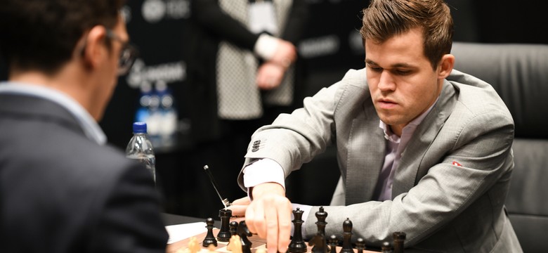 MŚ w szachach. Magnus Carlsen o punkt od obrony tytułu
