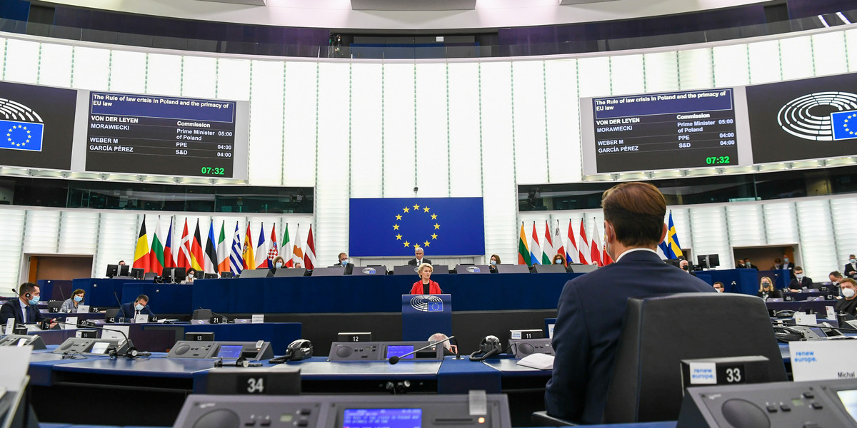Parlament Europejski w przyjętej w czwartek rezolucji stwierdza, że polski Trybunał Konstytucyjny nie ma mocy prawnej i nie jest niezależny. Wzywa KE, by znalazła sposób na przekazanie pieniędzy unijnych "do bezpośrednich beneficjentów".