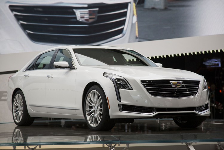 Fabryka z Detroit zaprezentowała nowy model Cadillac CT6. Auto ma nowy aluminiowy szkielet, dzięki któremu mowy model jest o 53 kilogramy lżejszy od swojego poprzednika, choć jest o ponad 20 centymetrów dłuższy.<br><br>
fotograf: Michael Nagle / Bloomberg