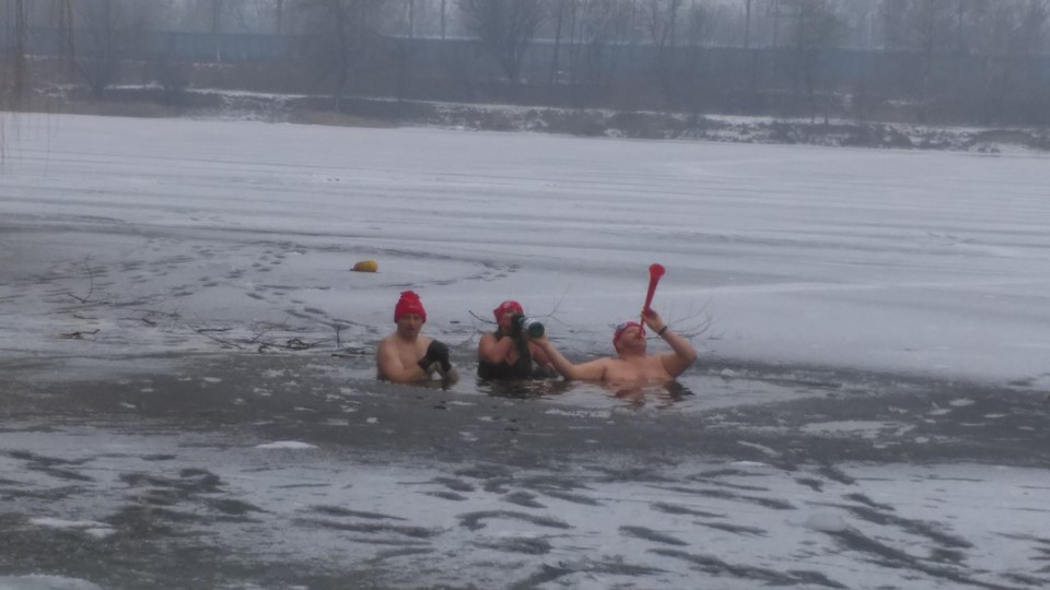 Pływają i biegają dla WOŚP w Krakowie 