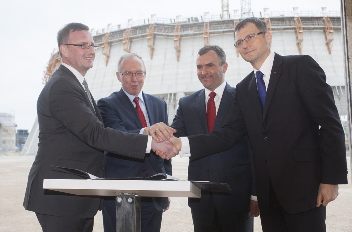 Wojewoda mazowiecki Jacek Kozłowski (2L), minister skarbu państwa Włodzimierz Karpiński (2P), prezes zarządu ENEA SA Krzysztof Zamasz (P) i prezes BGK Dariusz Kacprzyk (L), podczas podpisania umowy na terenie budowy nowego bloku elektrowni w Kozienicach, 15 bm. Spółka energetyczna Enea podpisała z Bankiem Gospodarstwa Krajowego umowę dot. emisji obligacji długoterminowych o wartości 1 mld zł. Celem umowy jest finansowanie bieżącej działalności oraz potrzeb inwestycyjnych Enei.