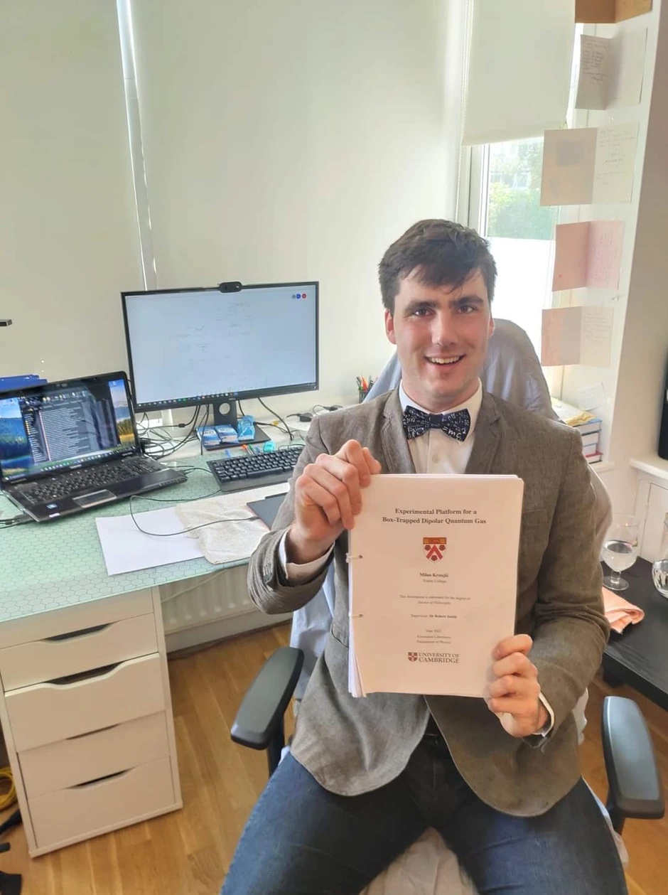 Milan sa doktorskom tezom