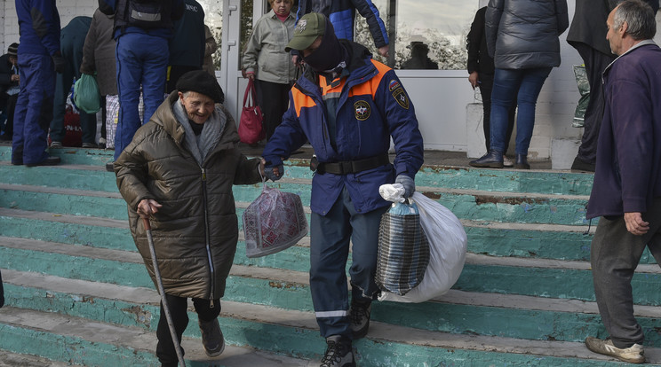 Az oroszk nagy erővel támadják Herszont, az ukrán menekülni kényszerülnek / Fotó: MTI/EPA