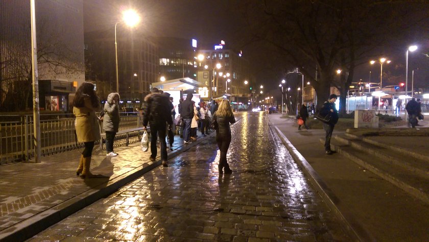 Tłum pasażerów na przystanku autobusowym przy ul. Ślężnej we Wrocławiu