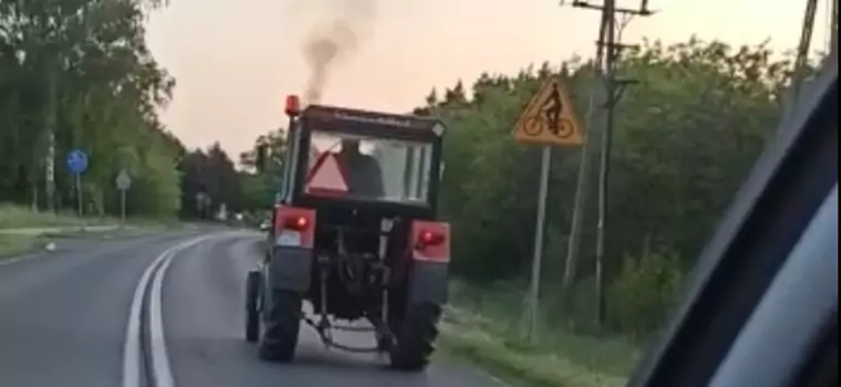 Nagle zobaczył przed sobą ciągnik. Od razu wybiegł z samochodu