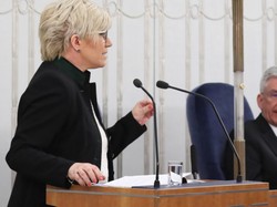 Prezes Przyłębska eksperymentuje z fryzurą. Inspiracja irokezem dała genialny efekt. FOTO