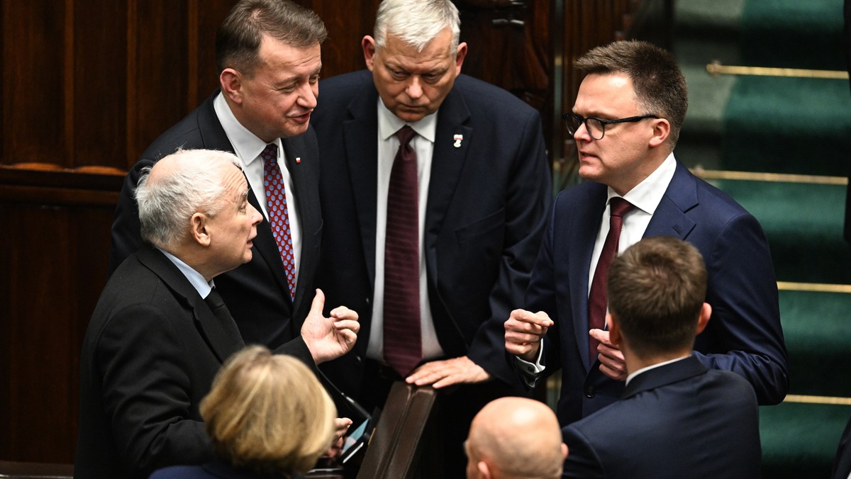 Nowo wybrany marszałek Sejmu Szymon Hołownia, prezes PiS Jarosław Kaczyński, szef klubu PiS Mariusz Błaszczak i poseł PiS Marek Suski podczas posiedzenia inaugurującego X kadencję Sejmu