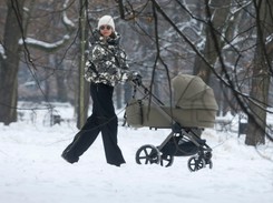 Zimowa porcja ruchu w najlepszym stylu: Katarzyna Sokołowska na spacerze z wózkiem własnego projektu [FOTO]