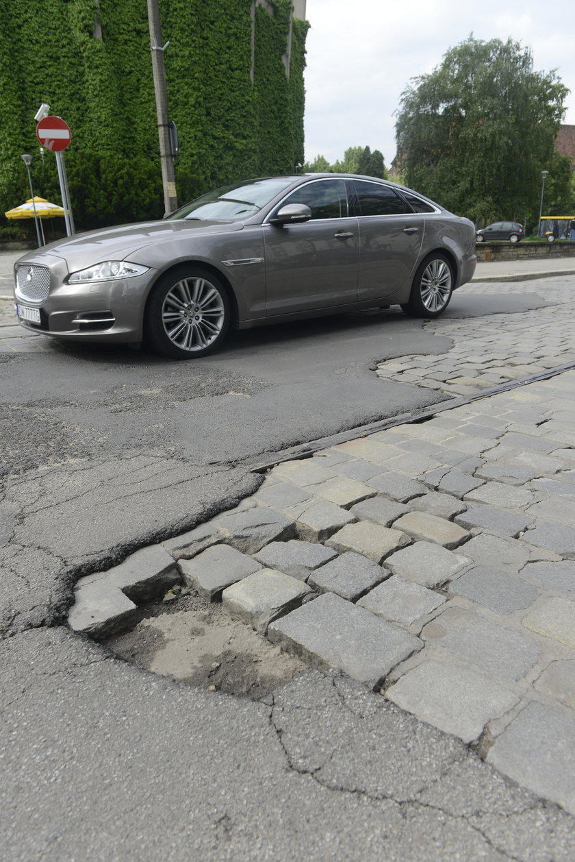 Dziura w ul. Purkyniego i auto osobowe