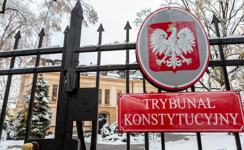 Orzeczenie to jest bezpośrednim skutkiem tego, że wcześniej w głośnej sprawie łódzkiego drukarza prokurator generalny nie uzyskał akceptacji Sądu Najwyższego dla poglądu prawnego, że odmowa wykonania usługi, którą oferuje przedsiębiorca, może być uznana za spełniająca kryterium „uzasadnionej przyczyny”, o której mowa w tym przepisie, jeżeli wynika z pobudek religijnych lub światopoglądowych.