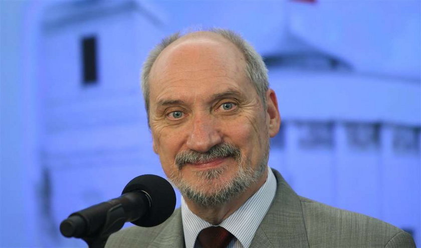 Macierewicz snuje domysły