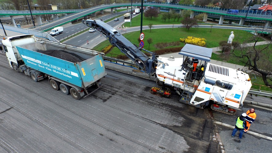 Zarząd Dróg Miejskich podpisał w piątek,10 kwietnia, umowę wartą ponad 104 mln zł  na remont mostu Łazienkowskiego w Warszawie. <br><br>(mr) PAP/Leszek Wdowiński