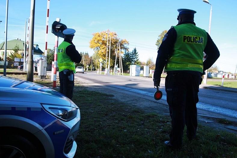 Podlascy policjanci przeprowadzili akcję, podczas której kontrolowali zachowania kierowców w rejonie przejazdów kolejowych